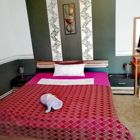 Grosse In Dritter Etage Mit Terrasse Im Altstadtzentrum - Chiplakoff *