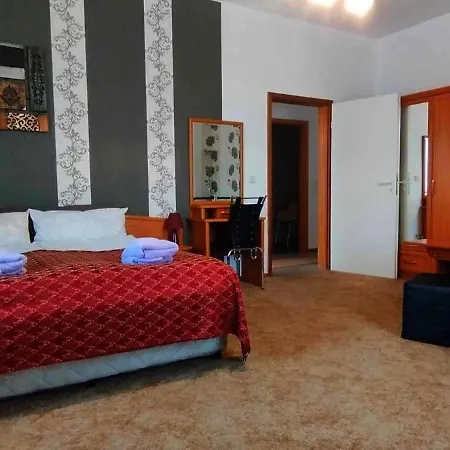 Grosse In Dritter Etage Mit Terrasse Im Altstadtzentrum - Chiplakoff *