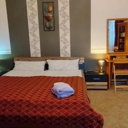 Grosse In Dritter Etage Mit Terrasse Im Altstadtzentrum - Chiplakoff *