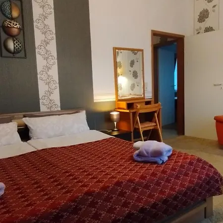 Grosse In Dritter Etage Mit Terrasse Im Altstadtzentrum - Chiplakoff