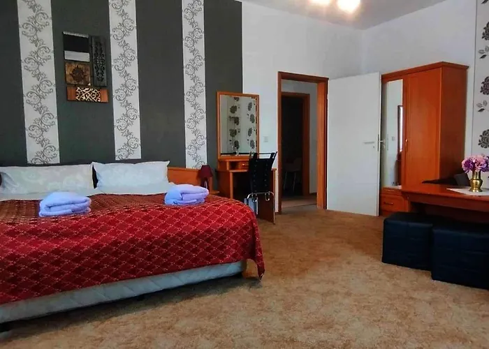 Grosse In Dritter Etage Mit Terrasse Im Altstadtzentrum - Chiplakoff *